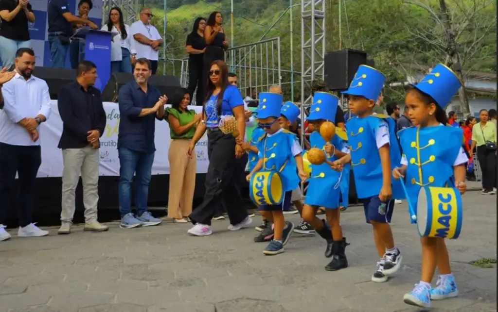 Prefeito Luiz Cláudio, a primeira-dama Marcela Ribeiro e vereadores