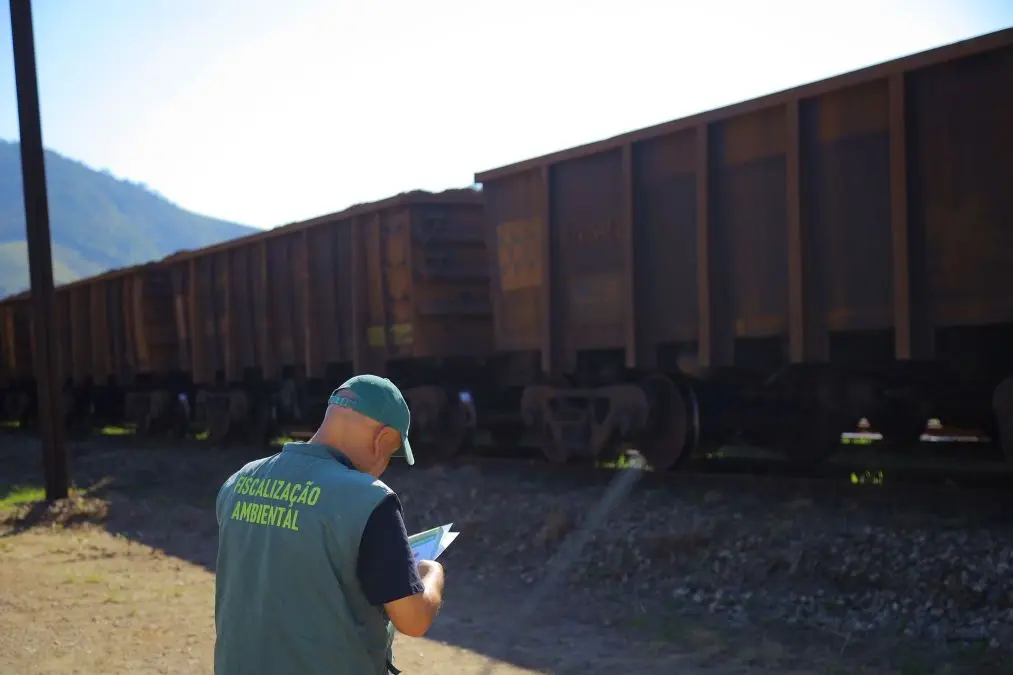 Técnico da Secretaria de Meio Ambiente e Mudanças Climáticas realiza a autuação