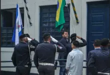 Prefeito Luiz Cláudio Ribeiro participa do hasteamento da bandeira nacional