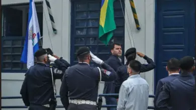Prefeito Luiz Cláudio Ribeiro participa do hasteamento da bandeira nacional