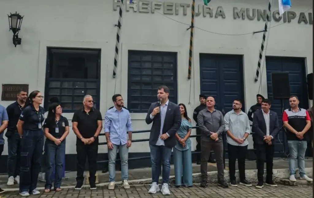 O prefeito Luiz Cláudio Ribeiro discursa durante a abertura