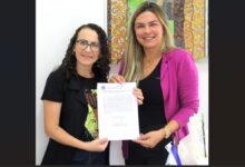 servidora efetiva Erika Moreira recebe o termo de posse