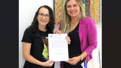 servidora efetiva Erika Moreira recebe o termo de posse