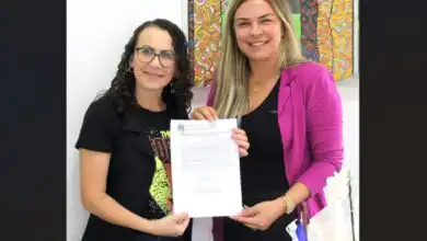 servidora efetiva Erika Moreira recebe o termo de posse