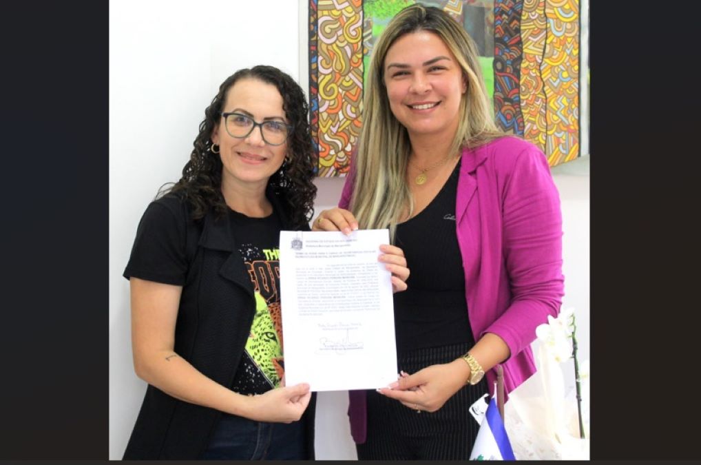 servidora efetiva Erika Moreira recebe o termo de posse