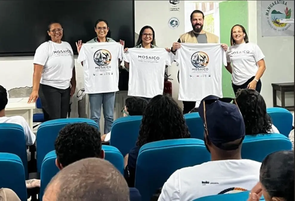 Momento de homenagem aos apoiadores do projeto, com a entrega de lembranças a Rafaella Mello, Thálita Mendes e Ivan Cobra