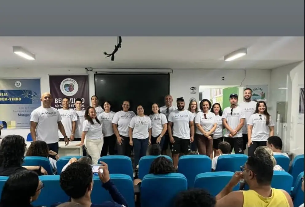 Equipe do Projeto Mosaico Mangaratiba posa durante o encontro