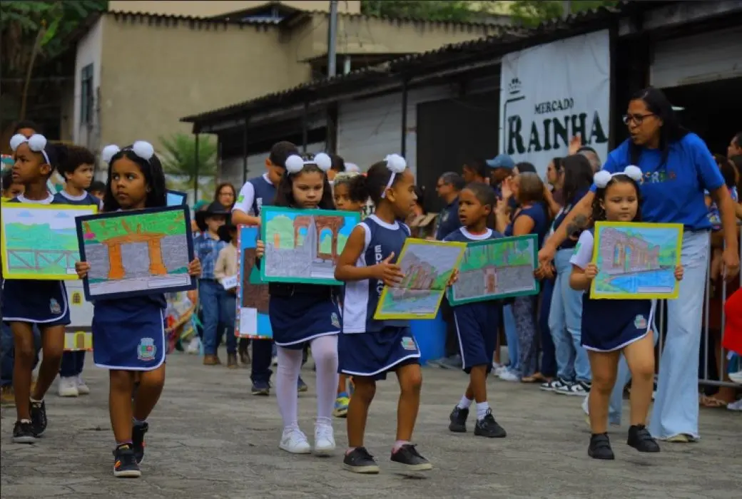 Desfile Cívico da Semana da Pátria reuniu estudantes, profissionais da Educação