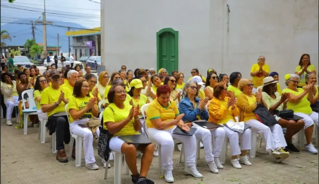 Idosos de Mangaratiba acompanham apresentações culturais durante a programação