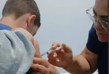 Criança recebendo a vacina