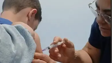 Criança recebendo a vacina