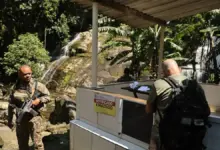 Construção irregular às margens da cachoeira Véu da Noiva, em Muriqui