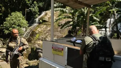 Construção irregular às margens da cachoeira Véu da Noiva, em Muriqui
