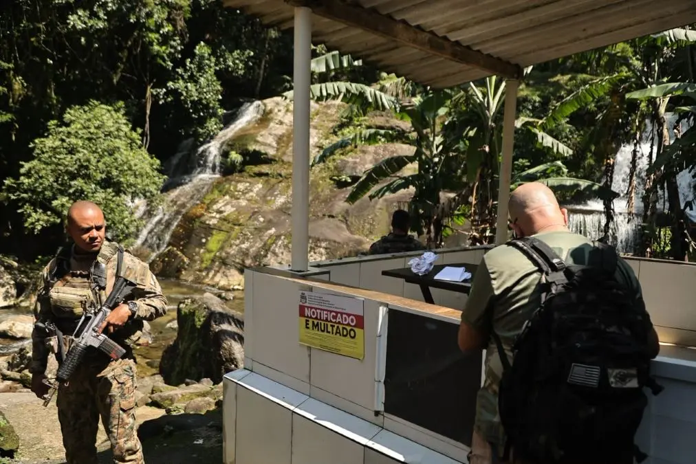 Construção irregular às margens da cachoeira Véu da Noiva, em Muriqui