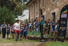 Estudantes participam das atividades do projeto Cine 4 Estações Mangaratiba, realizado no Casarão do Sahy. A programação reuniu cerca de 200 alunos da rede municipal em oficinas culturais, atividades artísticas e exibição de filme brasileiro.