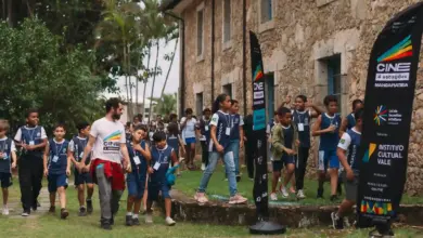 Estudantes participam das atividades do projeto Cine 4 Estações Mangaratiba, realizado no Casarão do Sahy. A programação reuniu cerca de 200 alunos da rede municipal em oficinas culturais, atividades artísticas e exibição de filme brasileiro.