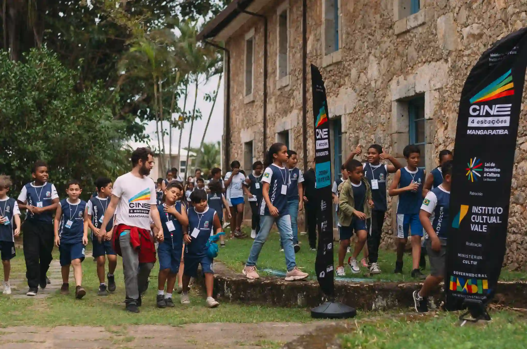 Estudantes participam das atividades do projeto Cine 4 Estações Mangaratiba, realizado no Casarão do Sahy. A programação reuniu cerca de 200 alunos da rede municipal em oficinas culturais, atividades artísticas e exibição de filme brasileiro.