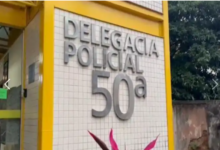 Policiais civis da 50ª DP realizaram buscas durante a Operação Cortina de Ferro, que investiga um esquema de desmanche de veículos e furto de cabos de energia em Itaguaí.