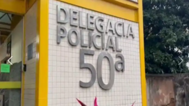 Policiais civis da 50ª DP realizaram buscas durante a Operação Cortina de Ferro, que investiga um esquema de desmanche de veículos e furto de cabos de energia em Itaguaí.