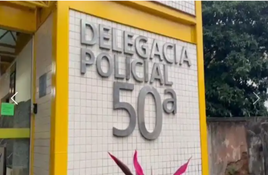 Policiais civis da 50ª DP realizaram buscas durante a Operação Cortina de Ferro, que investiga um esquema de desmanche de veículos e furto de cabos de energia em Itaguaí.