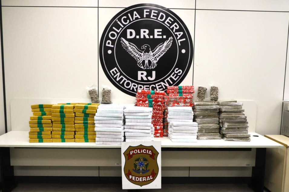 Policiais Federais apreenderam cerca de 300 kg de maconha durante abordagem na Rodovia Presidente Dutra, em Seropédica.