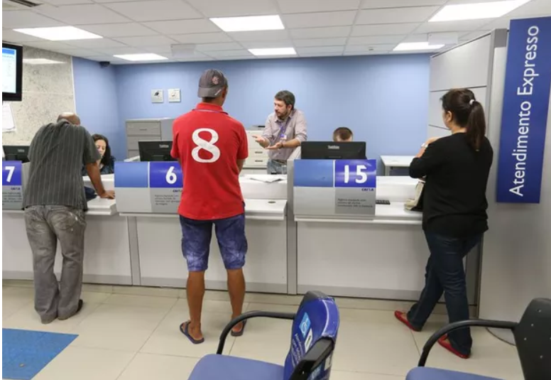 Agências da Caixa Econômica Federal retomam o atendimento presencial nesta quarta-feira (30), após o fim da greve dos empregados determinado pelo TST.