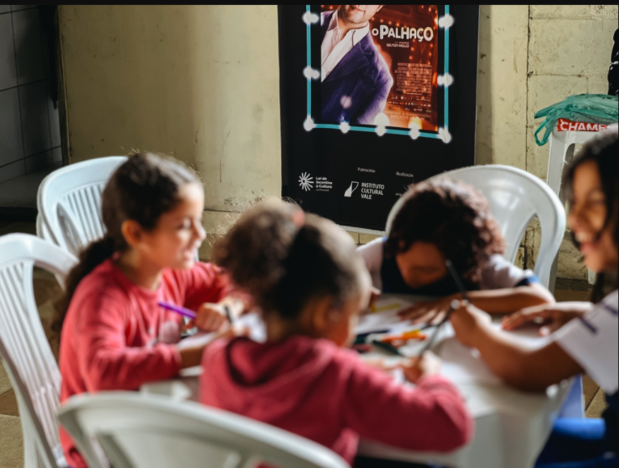 Crianças participaram de oficinas artísticas e assistiram a seis curtas-metragens durante a segunda edição do Cine 4 Estações, em Mangaratiba.