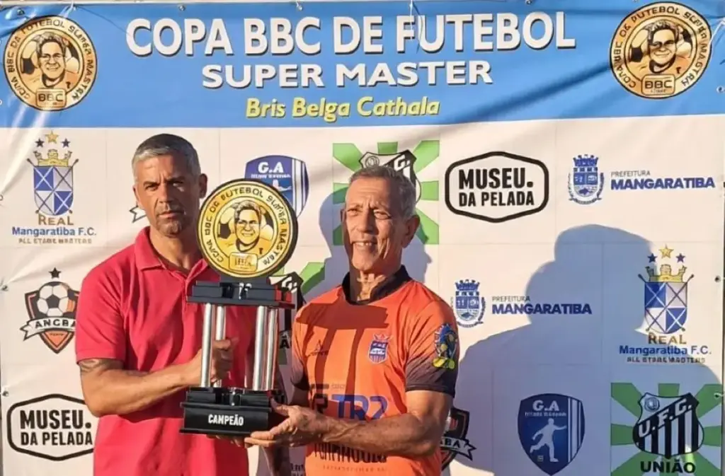 Dois homens segurando um troféu
