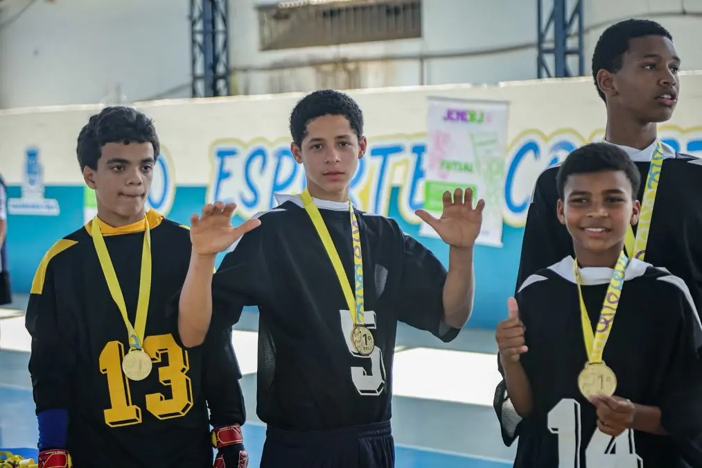 Alunos de Mangaratiba comemoram a conquista de medalhas