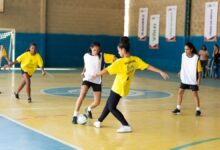 Alunos jogando futsal