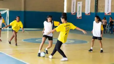 Alunos jogando futsal