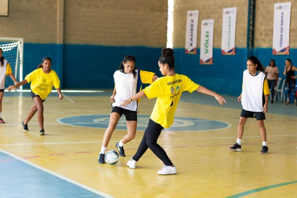 Alunos jogando futsal