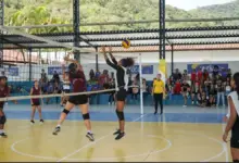 Estudantes participam da disputa de vôlei feminino