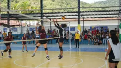 Estudantes participam da disputa de vôlei feminino