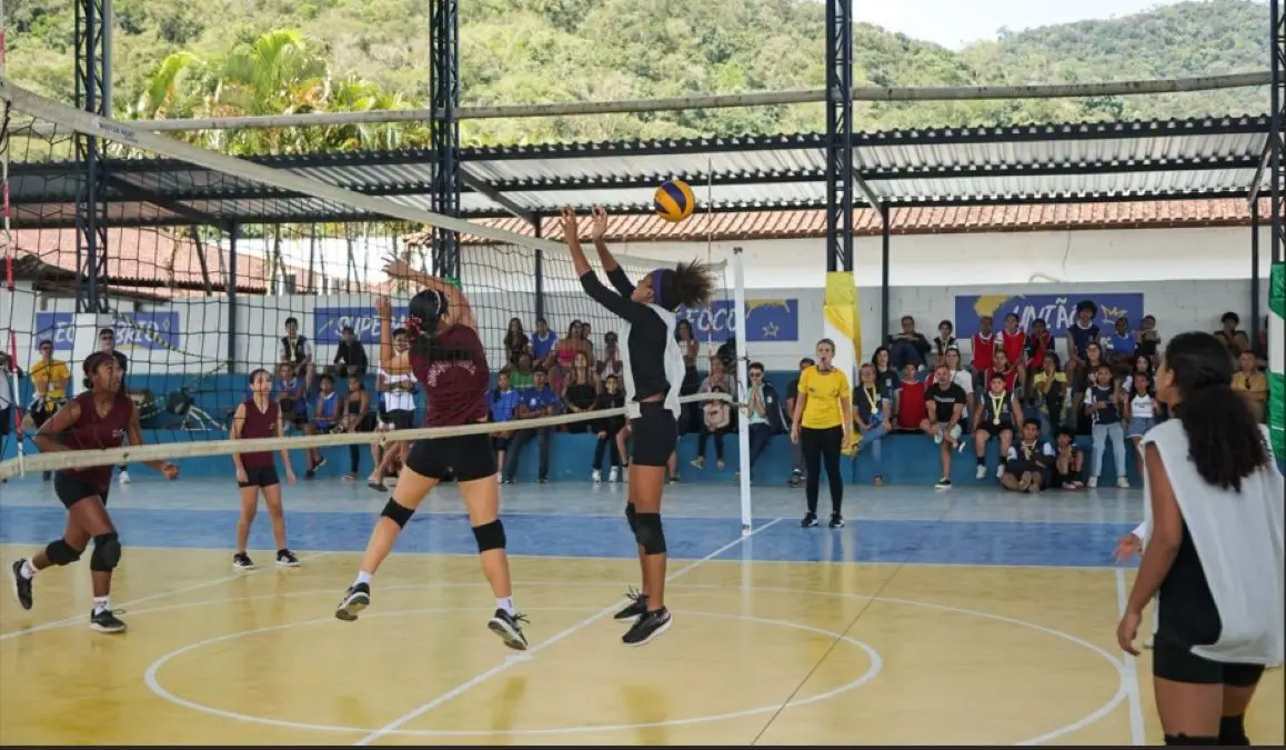 Estudantes participam da disputa de vôlei feminino