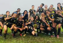 Jogadoras da seleção A de Itaguaí comemoram o bicampeonato da Costa Verde