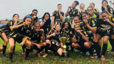 Jogadoras da seleção A de Itaguaí comemoram o bicampeonato da Costa Verde