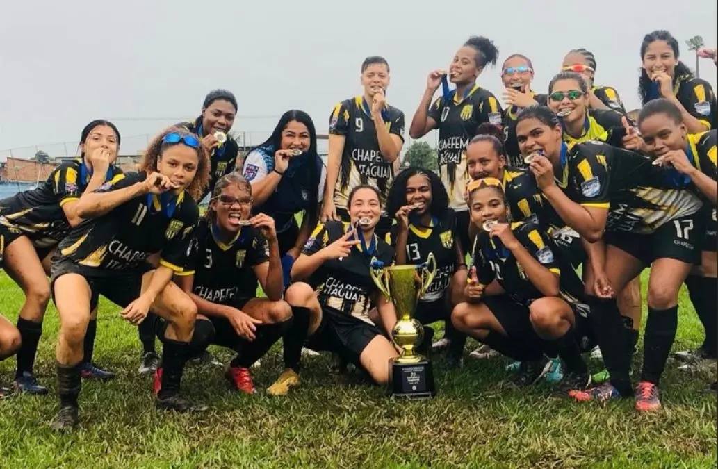 Jogadoras da seleção A de Itaguaí comemoram o bicampeonato da Costa Verde