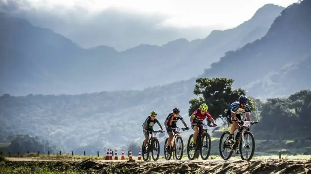 Atletas percorrem trilhas e caminhos de Mangaratiba durante a prova de ciclismo