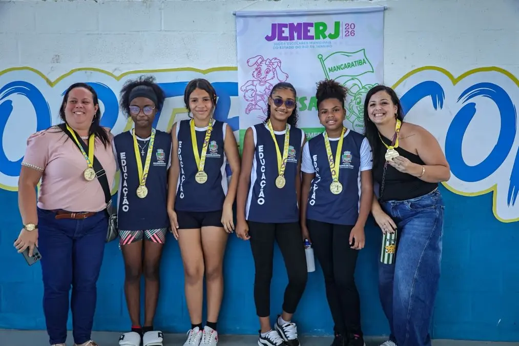 Alunas de Mangaratiba comemoram a conquista de medalhas