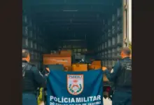 Policiais do 24º BPM posam ao lado do caminhão