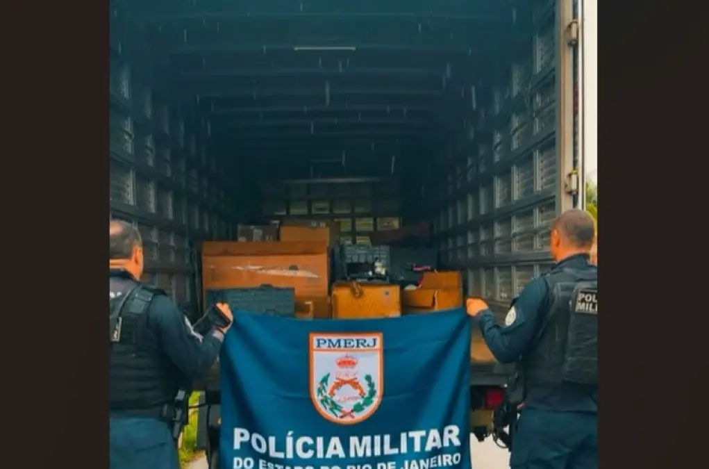 Policiais do 24º BPM posam ao lado do caminhão