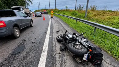 Motocicleta ficou caída na pista após colisão frontal na Rodovia Rio-Santos
