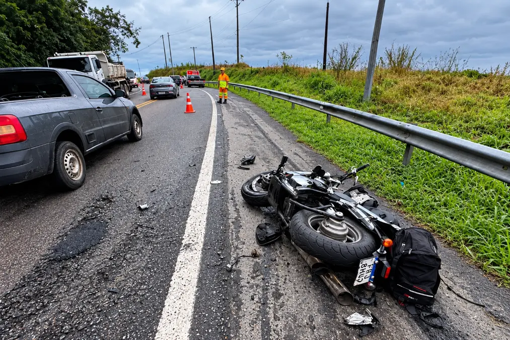 Motocicleta ficou caída na pista após colisão frontal na Rodovia Rio-Santos