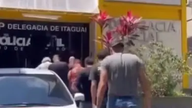 Suspeitos de integrar a quadrilha investigada pelo golpe do “Vale Gás” são conduzidos por policiais civis
