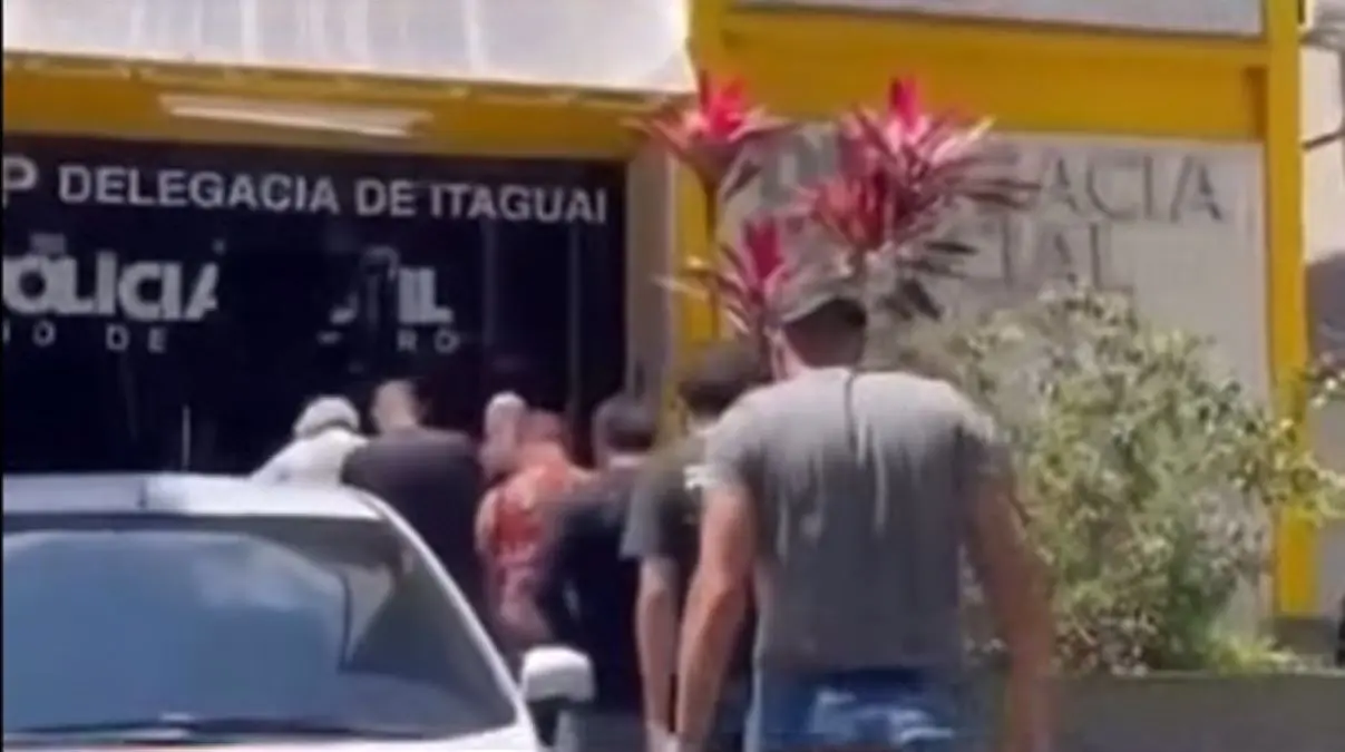 Suspeitos de integrar a quadrilha investigada pelo golpe do “Vale Gás” são conduzidos por policiais civis