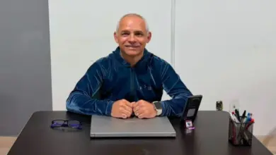 Marcelo Cunha sentado à mesa sorridente
