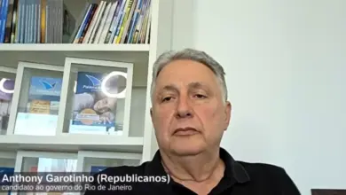 O candidato Garotinho olhando sérieo para frente