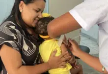 Mãe acompanha o filho durante a vacinação