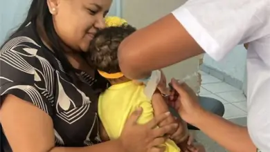 Mãe acompanha o filho durante a vacinação